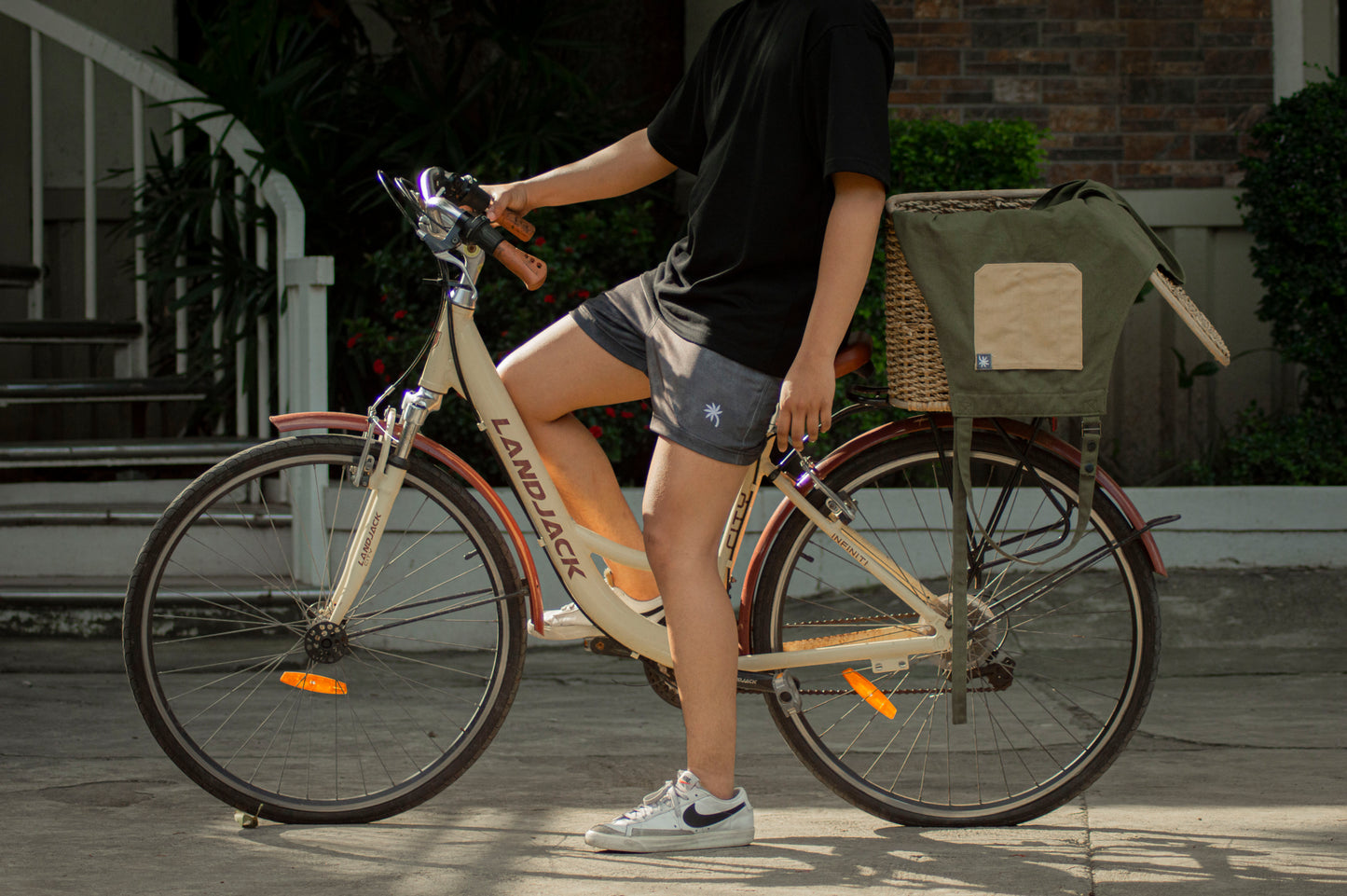 WIND SHORTS in Coal Gray