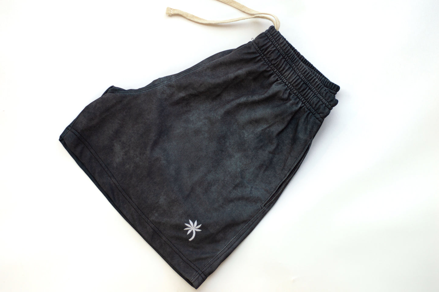 WIND SHORTS in Coal Gray