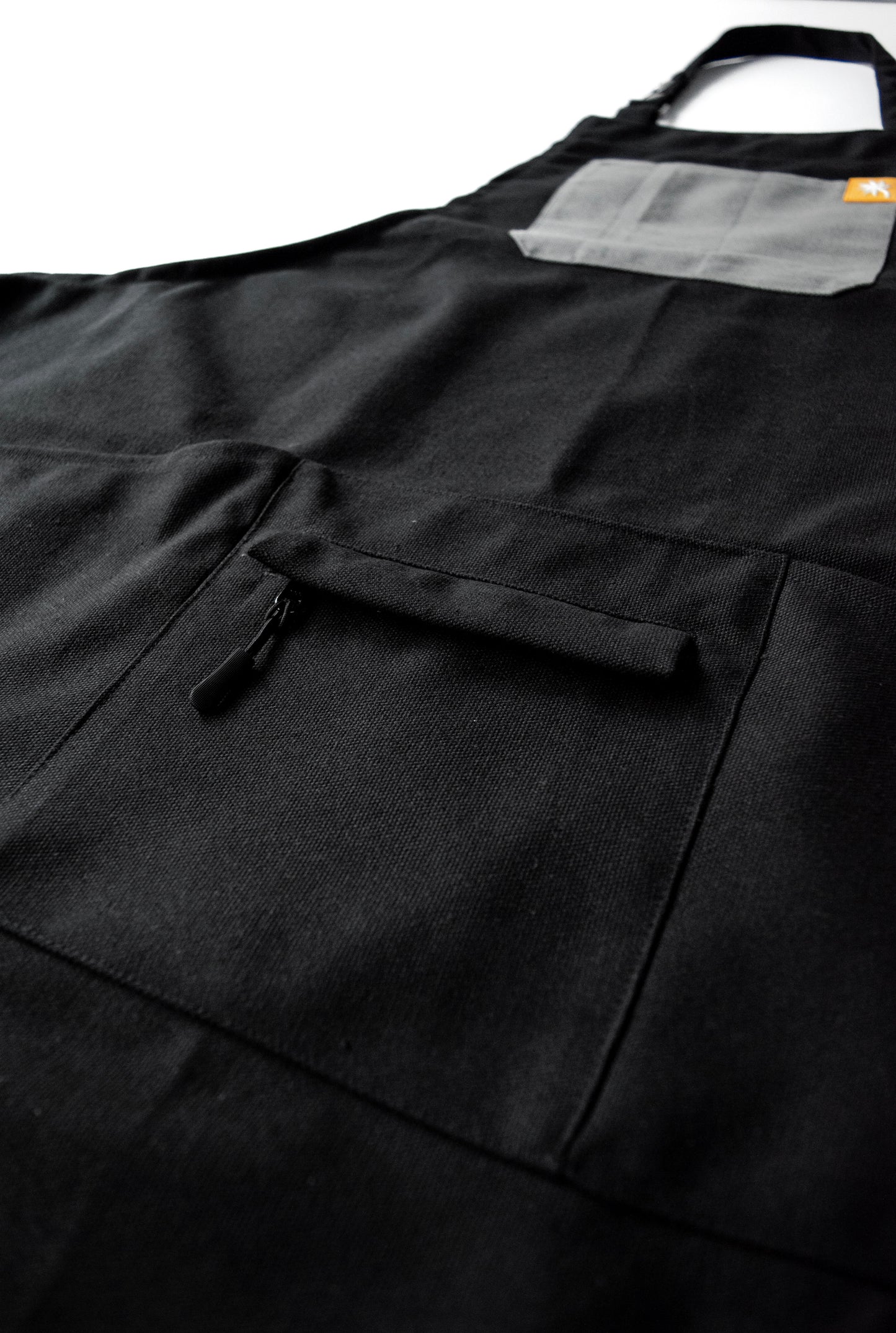 CRAFTSMAN APRON in Abo Noir