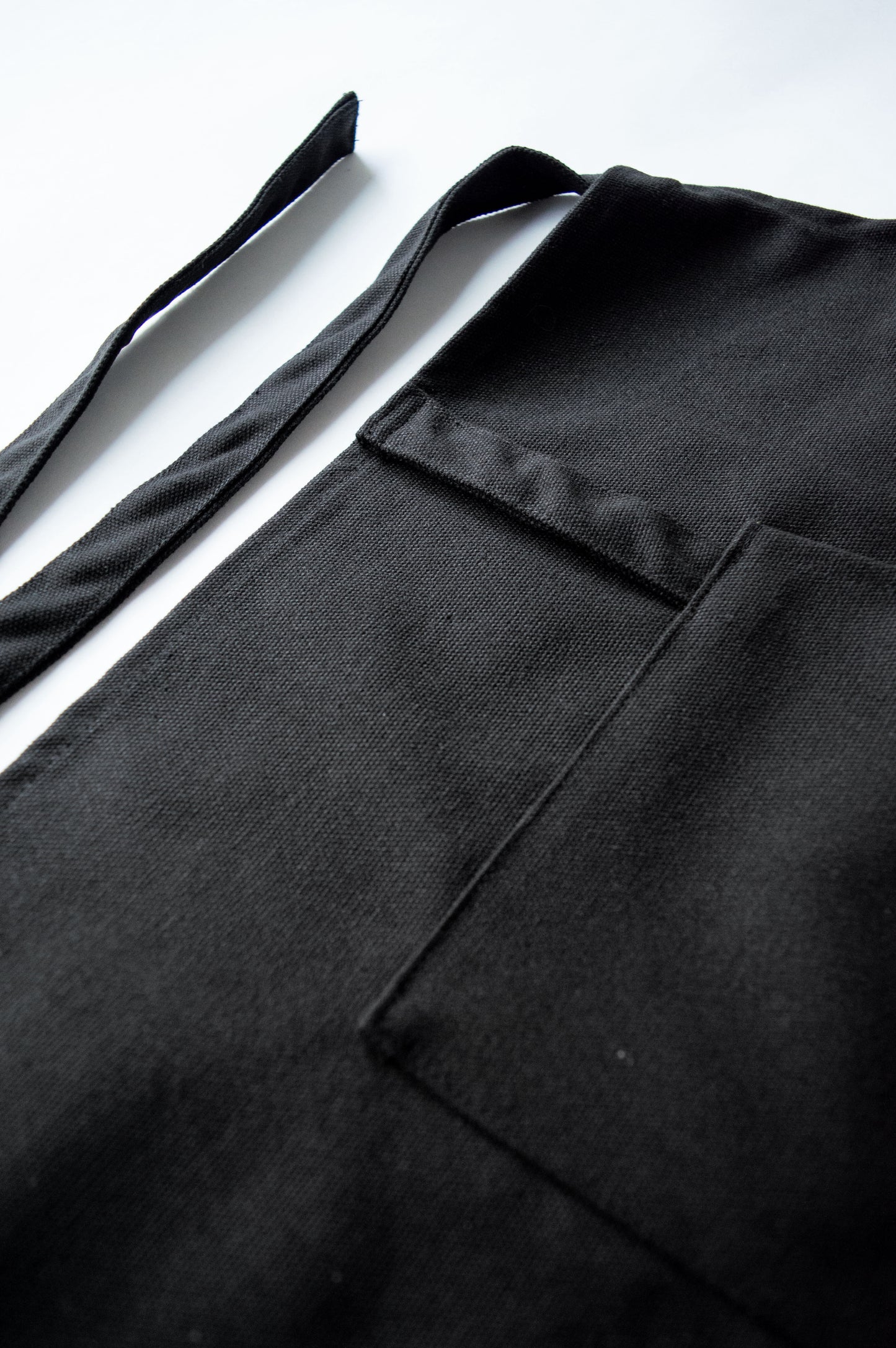 CRAFTSMAN APRON in Abo Noir